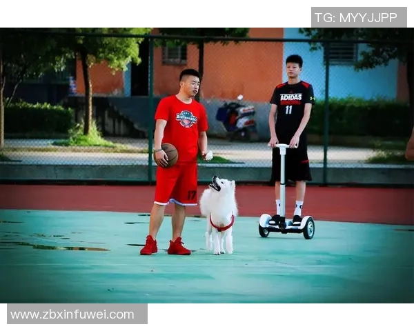 宿舍墙上贴满足球明星海报的青春记忆与梦想追逐